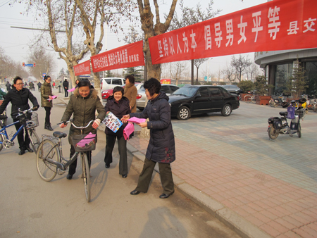 汶上縣婦聯(lián)組織開展“一法兩規(guī)劃”集中宣傳慶?！秼D女權(quán)益保障法》頒布20周年