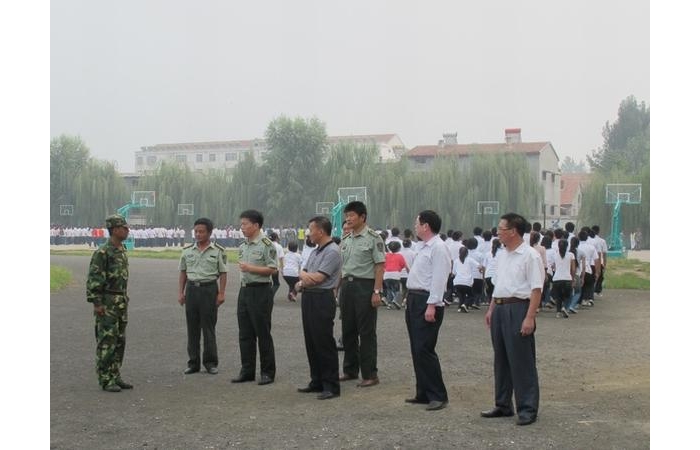 汶上縣武裝部政委李際偉到圣澤中學(xué)開(kāi)展國(guó)防教育工作