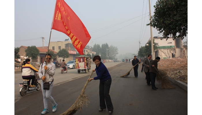 汶上縣教體局“三城同創(chuàng)”志愿服務隊到西門社區(qū)打掃衛(wèi)生