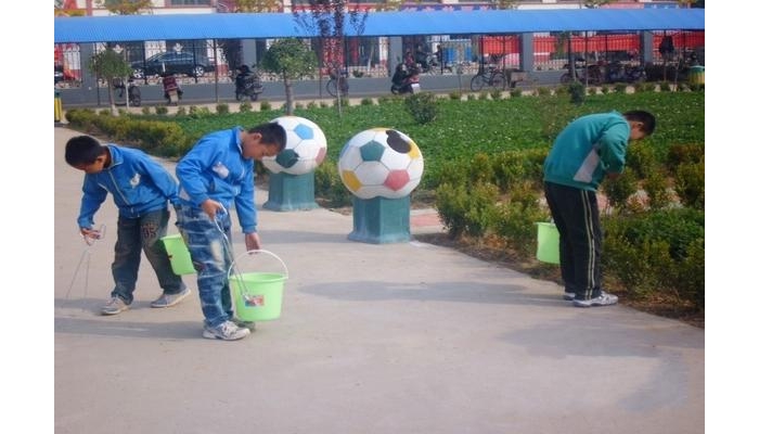 汶上縣苑莊鎮(zhèn)中心小學大隊部建立“紅領巾服務崗”
