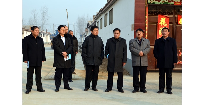 王金生、魏明科、李瑞陽(yáng)、高文峰、張清民等汶上縣政協(xié)領(lǐng)導(dǎo)視察農(nóng)村公路建設(shè)養(yǎng)護(hù)管理工作