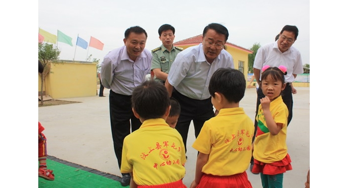 汶上縣委書記縣人大常委會(huì)主任趙東升到楊店鎮(zhèn)、軍屯鄉(xiāng)中心幼兒園慰問