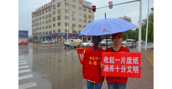 汶上縣人社局職工走上街頭宣傳文明標(biāo)語(yǔ)