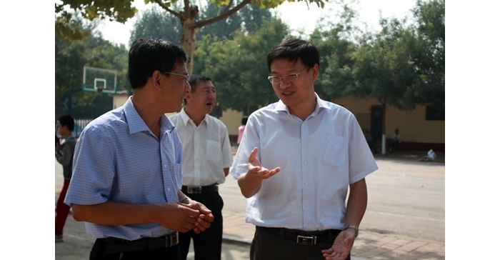 汶上縣委副書記、縣長孫琪到縣第一實驗中學、康驛鎮(zhèn)二中走訪慰問
