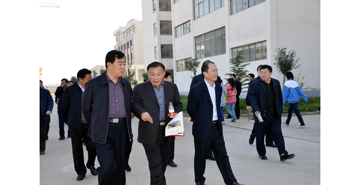 胡新符、楊安娜、崔修連、王允國對汶上縣教育設(shè)施提升工程實(shí)施情況進(jìn)行視察