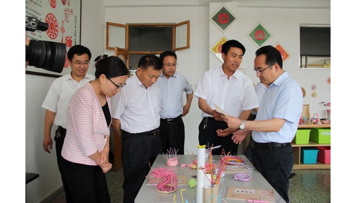 縣委副書記、縣長王宏偉“六一”兒童節(jié)到實驗小學慰問