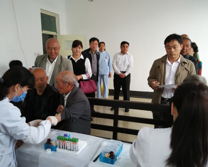 縣總工會(huì)開展“情暖五月，愛心獻(xiàn)勞?！苯】挡轶w活動(dòng)