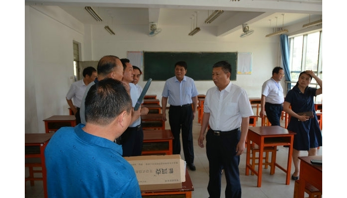 縣委副書(shū)記、縣長(zhǎng)李洪文視察2018年高考考前準(zhǔn)備工作