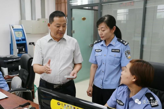 汶上縣人民政府 政務(wù)要聞 副縣長、公安局長許文祥到縣為民服務(wù)中心公安局窗口督導(dǎo)“放 ...
