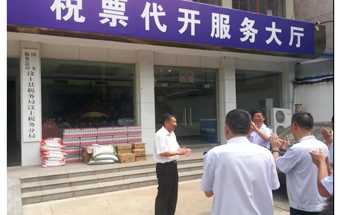 汶上縣人民政府 政務(wù)要聞 李洪文慰問(wèn)交通治超工作人員和稅務(wù)一線(xiàn)工作者